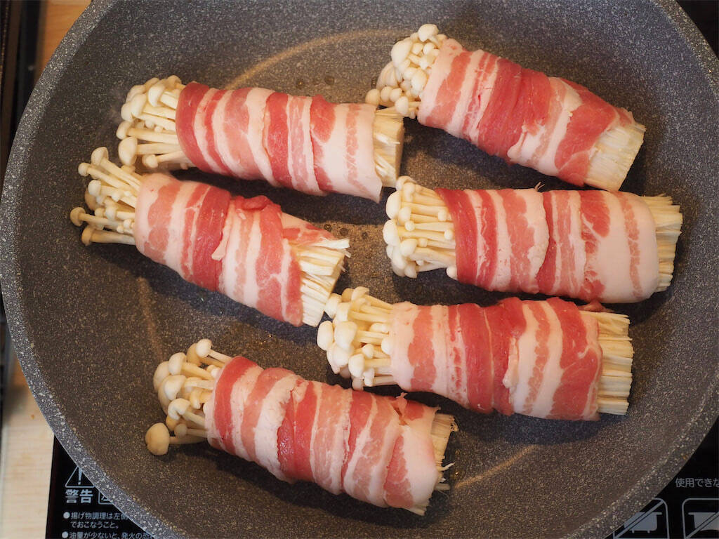 【ヤンニョムはチキンだけじゃない】なんと「えのきの肉巻き」にヤンニョムソース絡めてみた！照り照りシャキッ