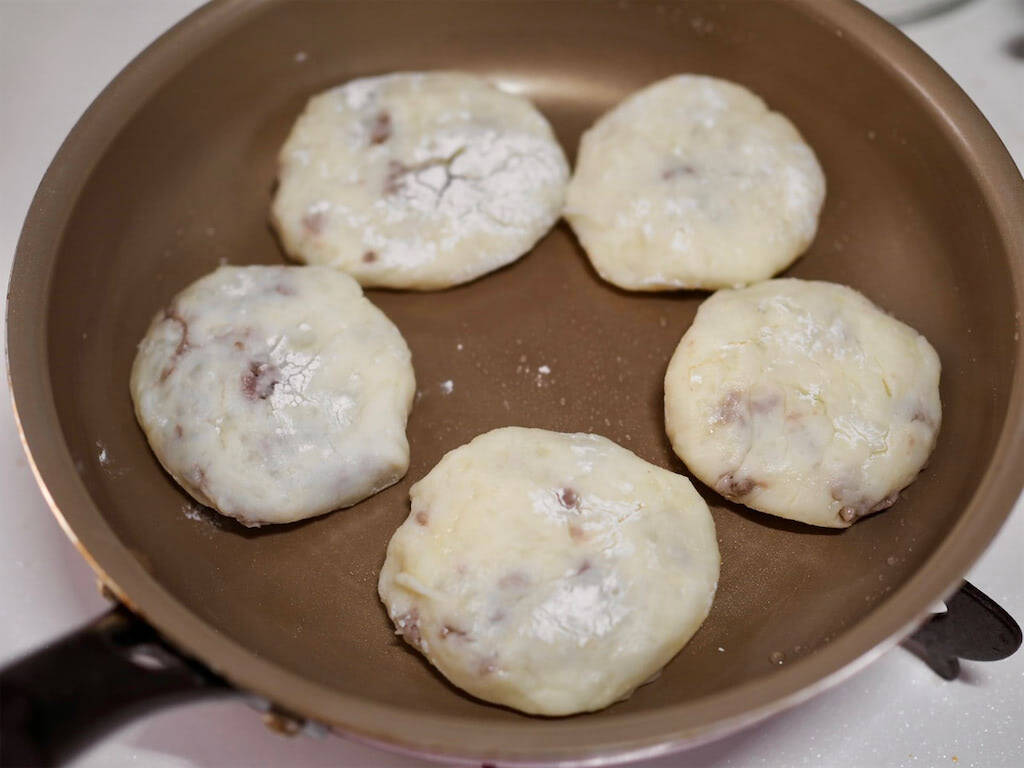 【節約じゃがいもレシピ】薄皮もちもち食感がうんまい♡「平焼きポテトおやき」作ろう！