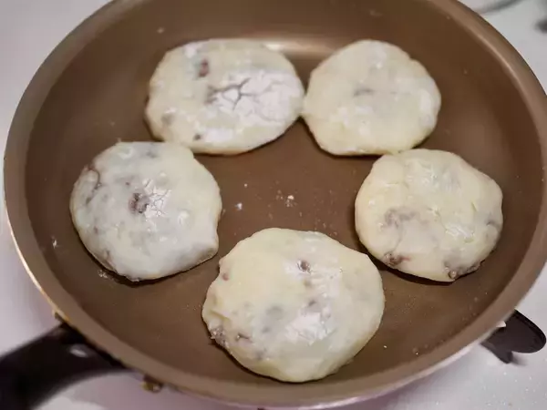 「【節約じゃがいもレシピ】薄皮もちもち食感がうんまい♡「平焼きポテトおやき」作ろう！」の画像