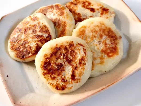 「【節約じゃがいもレシピ】薄皮もちもち食感がうんまい♡「平焼きポテトおやき」作ろう！」の画像