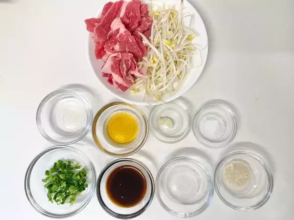 「【炊飯器レシピ】牛肉をもみ込んで作る「牛肉タレ」をお米に吸わせて！「牛肉の炊き込みご飯」作ってみた」の画像