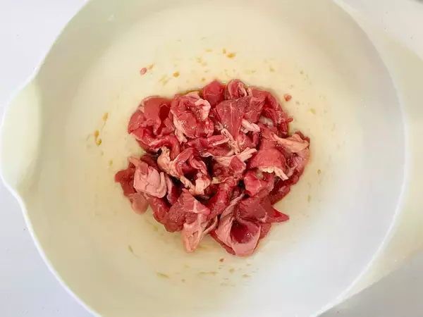 「【炊飯器レシピ】牛肉をもみ込んで作る「牛肉タレ」をお米に吸わせて！「牛肉の炊き込みご飯」作ってみた」の画像