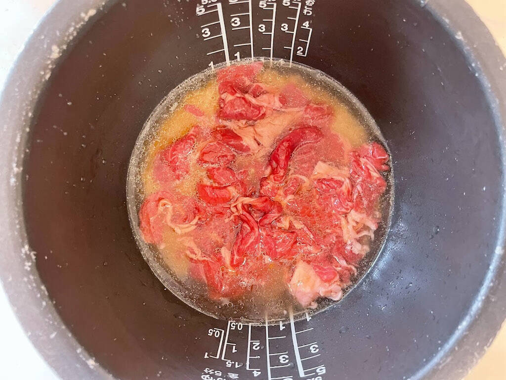 【炊飯器レシピ】牛肉をもみ込んで作る「牛肉タレ」をお米に吸わせて！「牛肉の炊き込みご飯」作ってみた