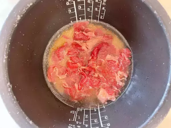 「【炊飯器レシピ】牛肉をもみ込んで作る「牛肉タレ」をお米に吸わせて！「牛肉の炊き込みご飯」作ってみた」の画像