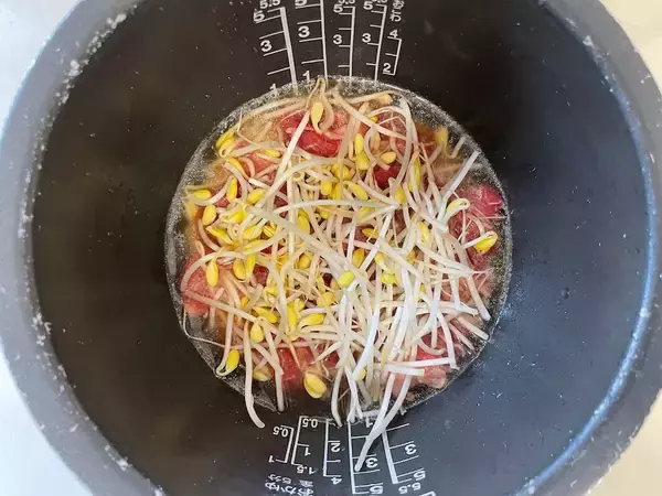 「【炊飯器レシピ】牛肉をもみ込んで作る「牛肉タレ」をお米に吸わせて！「牛肉の炊き込みご飯」作ってみた」の画像