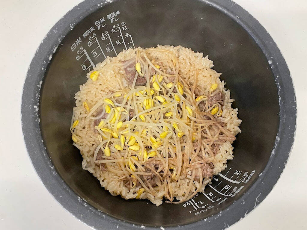 【炊飯器レシピ】牛肉をもみ込んで作る「牛肉タレ」をお米に吸わせて！「牛肉の炊き込みご飯」作ってみた