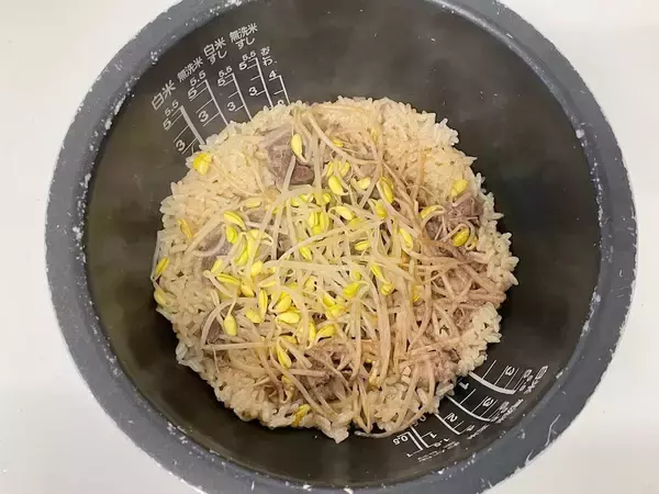 「【炊飯器レシピ】牛肉をもみ込んで作る「牛肉タレ」をお米に吸わせて！「牛肉の炊き込みご飯」作ってみた」の画像