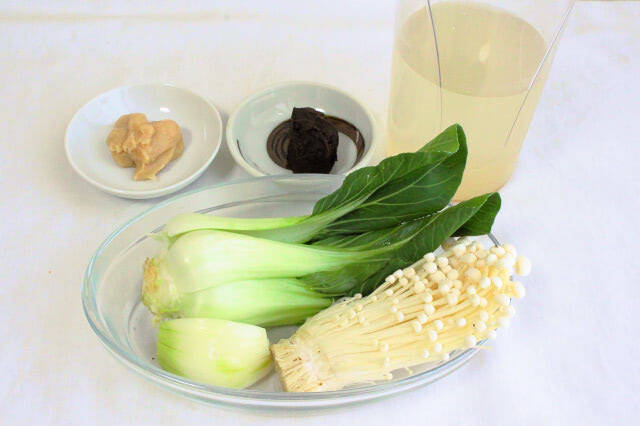 【野菜不足はみそ汁で解消！】野菜2種とえのきで「栄養みそ汁」作ってみた！玉ねぎは生のままトッピングが吉♪