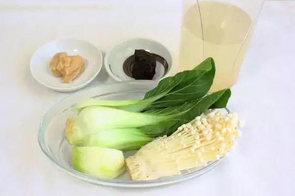 「【野菜不足はみそ汁で解消！】野菜2種とえのきで「栄養みそ汁」作ってみた！玉ねぎは生のままトッピングが吉♪」の画像