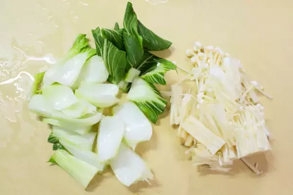 「【野菜不足はみそ汁で解消！】野菜2種とえのきで「栄養みそ汁」作ってみた！玉ねぎは生のままトッピングが吉♪」の画像