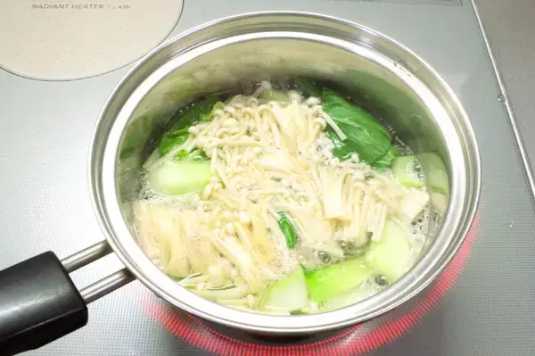 「【野菜不足はみそ汁で解消！】野菜2種とえのきで「栄養みそ汁」作ってみた！玉ねぎは生のままトッピングが吉♪」の画像