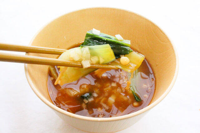 【野菜不足はみそ汁で解消！】野菜2種とえのきで「栄養みそ汁」作ってみた！玉ねぎは生のままトッピングが吉♪