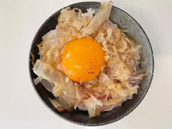 「【進化系TKG⁉】包丁不要！気力1％でも作れる「生ハム丼」に挑戦♪卵黄と生ハムのコラボがたまらん♡」の画像