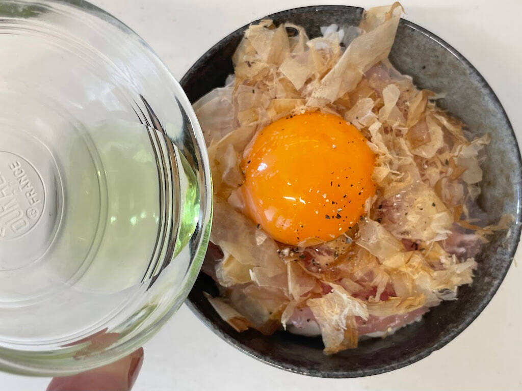 【進化系TKG⁉】包丁不要！気力1％でも作れる「生ハム丼」に挑戦♪卵黄と生ハムのコラボがたまらん♡
