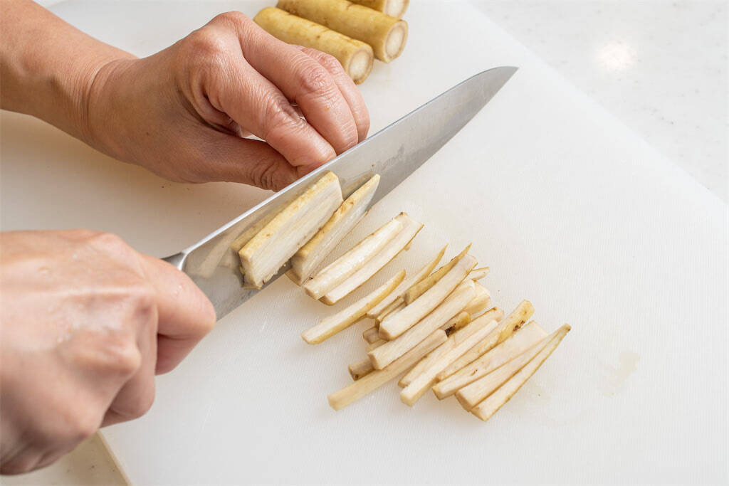 【青髪のテツ】「ごぼうの皮を剥くなんてもったいな！旨味は皮よ♡」あるモノでソフト洗いが正解!?