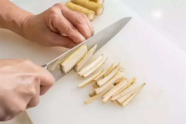 「【青髪のテツ】「ごぼうの皮を剥くなんてもったいな！旨味は皮よ♡」あるモノでソフト洗いが正解!?」の画像