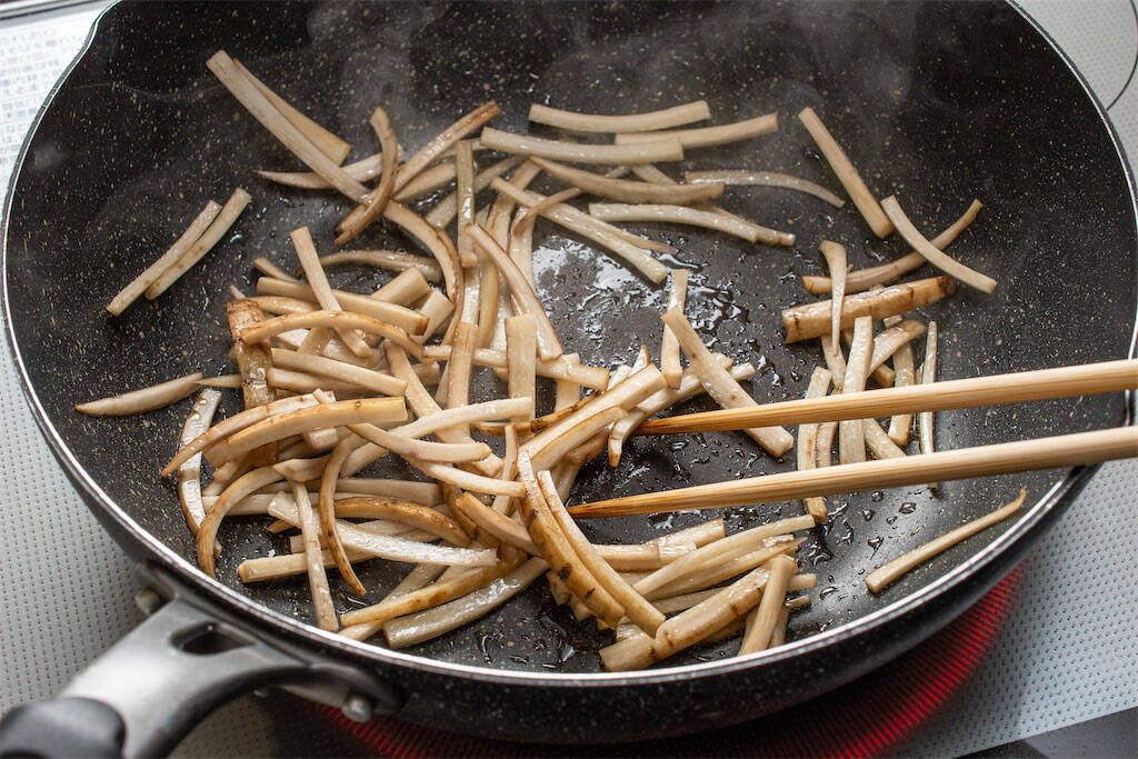 【青髪のテツ】「ごぼうの皮を剥くなんてもったいな！旨味は皮よ♡」あるモノでソフト洗いが正解!?