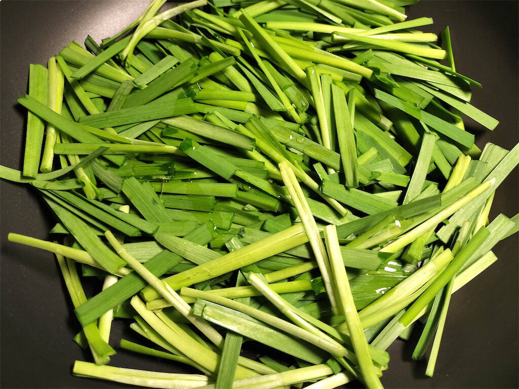 【リュウジの“これだけ”レシピ】「ニラ」だけで「究極の野菜炒め」作ろう！シャキシャキ美味い！