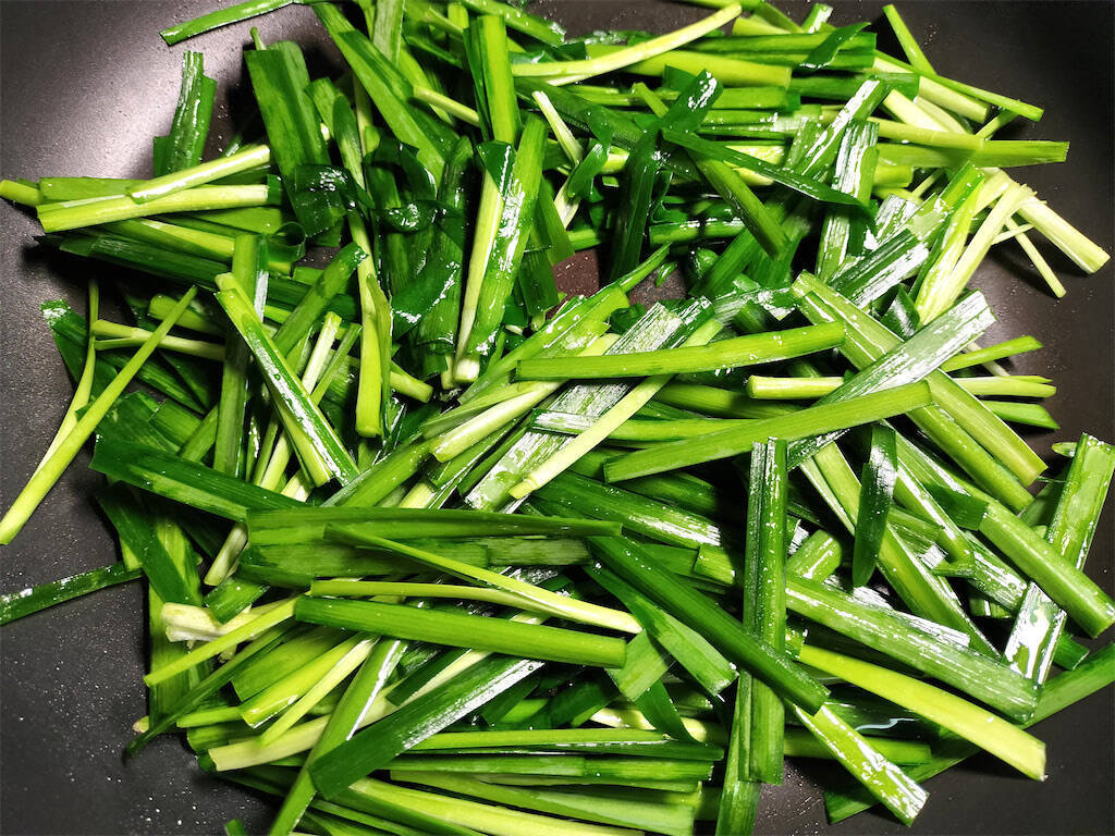 【リュウジの“これだけ”レシピ】「ニラ」だけで「究極の野菜炒め」作ろう！シャキシャキ美味い！