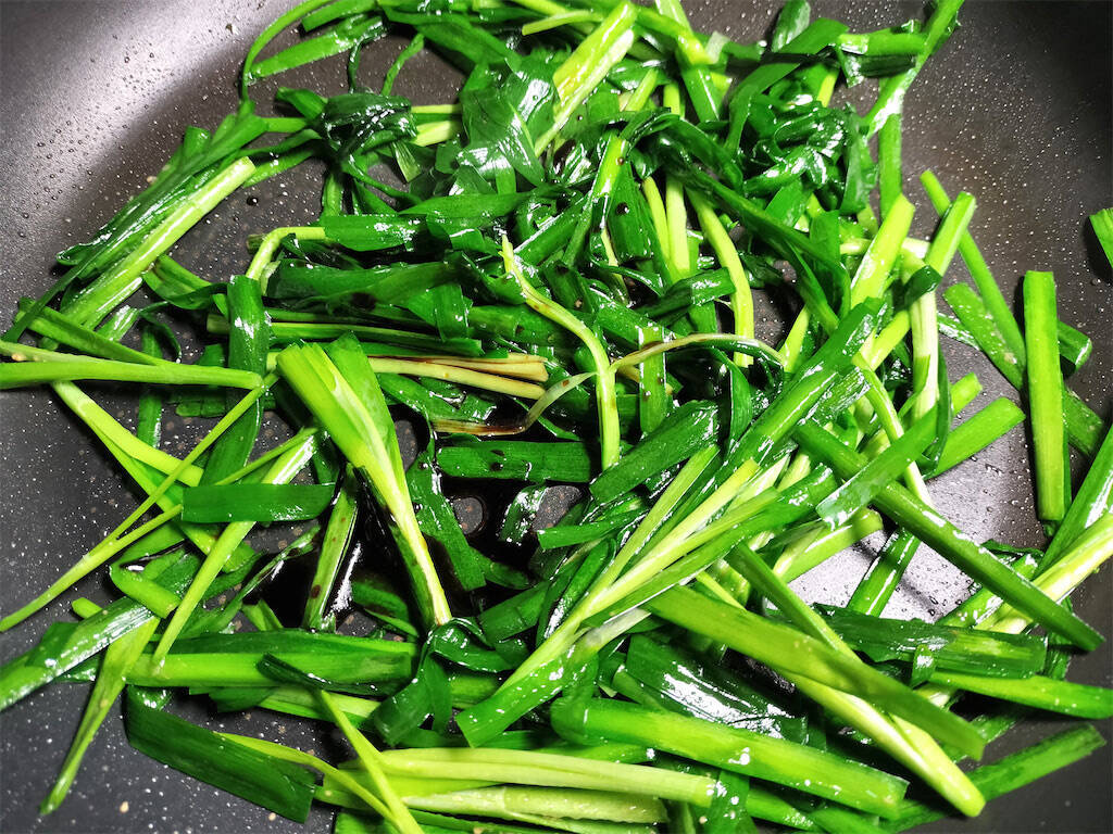 【リュウジの“これだけ”レシピ】「ニラ」だけで「究極の野菜炒め」作ろう！シャキシャキ美味い！