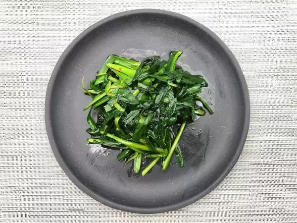 「【リュウジの“これだけ”レシピ】「ニラ」だけで「究極の野菜炒め」作ろう！シャキシャキ美味い！」の画像