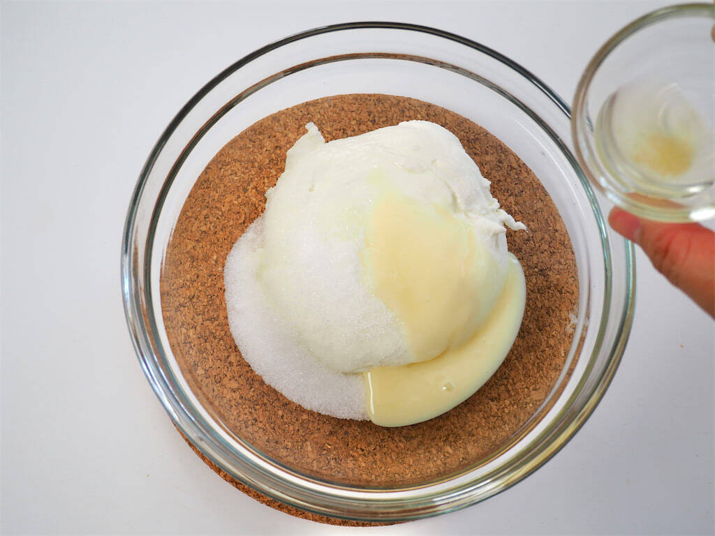 【ヘルシーにキャロ活】無糖ヨーグルトのフロスティングで「キャロケ」作ってみた！スパイス香る本格生地♪