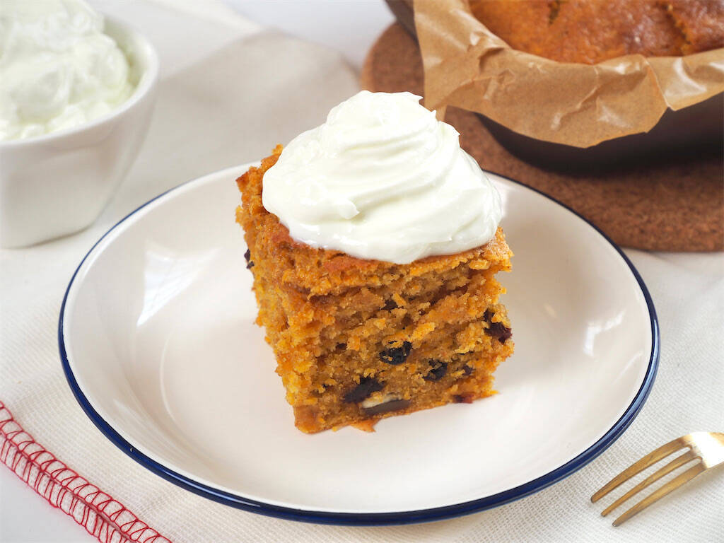 【ヘルシーにキャロ活】無糖ヨーグルトのフロスティングで「キャロケ」作ってみた！スパイス香る本格生地♪