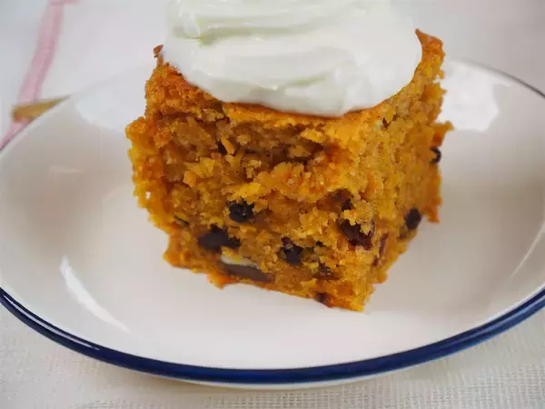 「【ヘルシーにキャロ活】無糖ヨーグルトのフロスティングで「キャロケ」作ってみた！スパイス香る本格生地♪」の画像