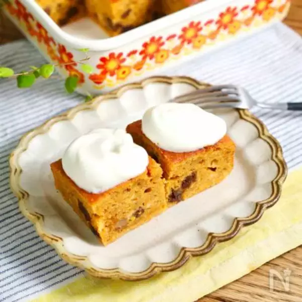 「【ヘルシーにキャロ活】無糖ヨーグルトのフロスティングで「キャロケ」作ってみた！スパイス香る本格生地♪」の画像