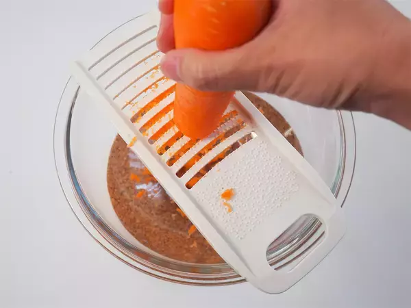 「【ヘルシーにキャロ活】無糖ヨーグルトのフロスティングで「キャロケ」作ってみた！スパイス香る本格生地♪」の画像