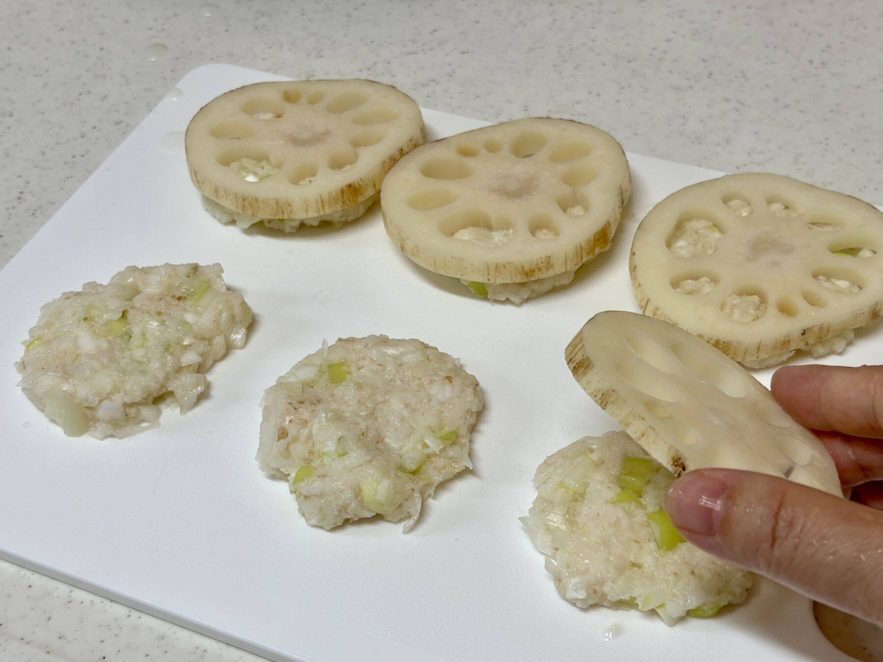 【まるでマトリョーシカ】れんこんでれんこんを挟む!? ワタナベマキさんの「レンコンもち」がモッチリ極旨♡
