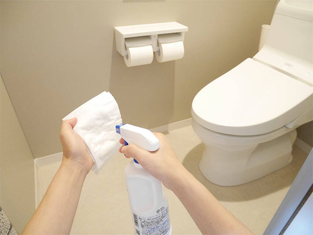 【掃除の裏ワザ】たった2アイテムでトイレ掃除が劇的ラクに！掃除道具も手間も不要でピッカピカに♡