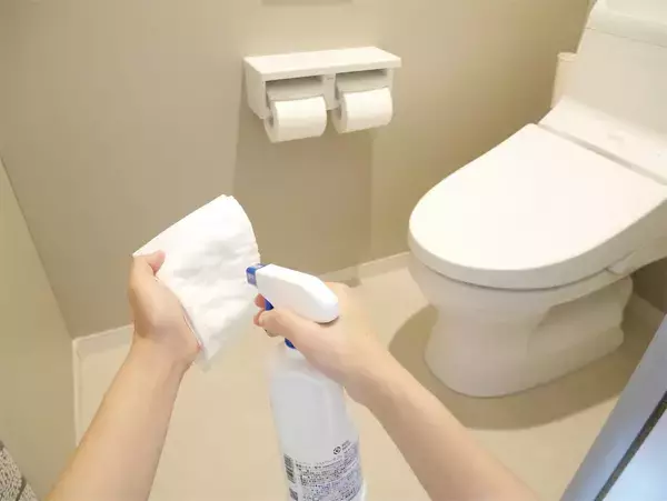 「【掃除の裏ワザ】たった2アイテムでトイレ掃除が劇的ラクに！掃除道具も手間も不要でピッカピカに♡」の画像