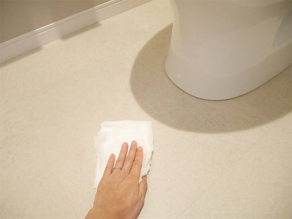 【掃除の裏ワザ】たった2アイテムでトイレ掃除が劇的ラクに！掃除道具も手間も不要でピッカピカに♡