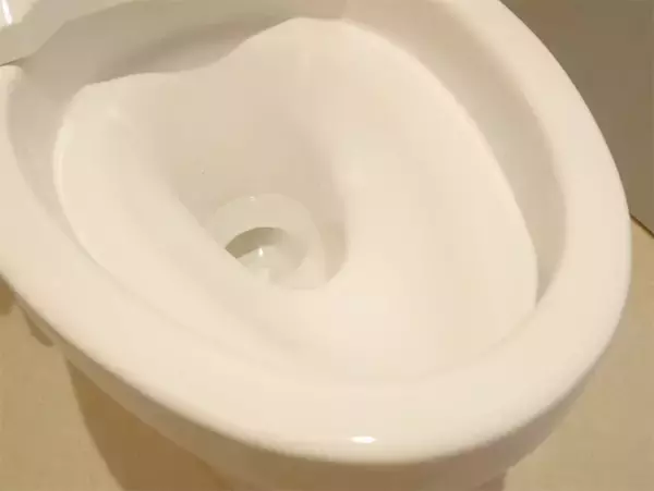 「【掃除の裏ワザ】たった2アイテムでトイレ掃除が劇的ラクに！掃除道具も手間も不要でピッカピカに♡」の画像