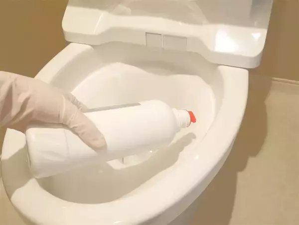 「【掃除の裏ワザ】たった2アイテムでトイレ掃除が劇的ラクに！掃除道具も手間も不要でピッカピカに♡」の画像