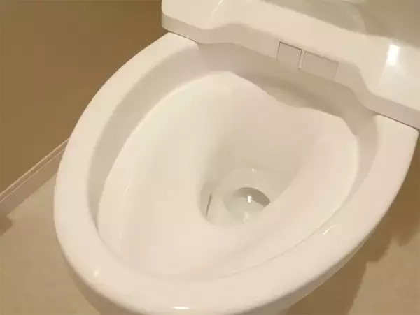 「【掃除の裏ワザ】たった2アイテムでトイレ掃除が劇的ラクに！掃除道具も手間も不要でピッカピカに♡」の画像