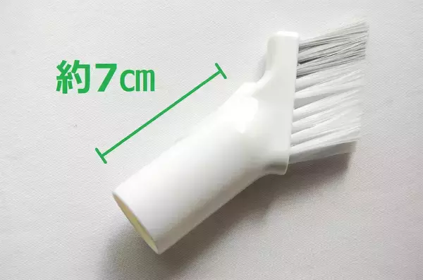 「【すきま掃除】ホース＆バケツ不要！ダイソー「2WAY水差しブラシ」でサッシの溝を掃除してみた【秋の小掃除】」の画像