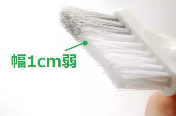 「【すきま掃除】ホース＆バケツ不要！ダイソー「2WAY水差しブラシ」でサッシの溝を掃除してみた【秋の小掃除】」の画像