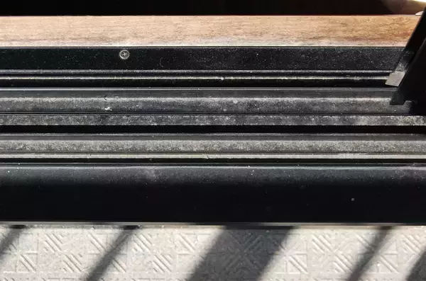 「【すきま掃除】ホース＆バケツ不要！ダイソー「2WAY水差しブラシ」でサッシの溝を掃除してみた【秋の小掃除】」の画像