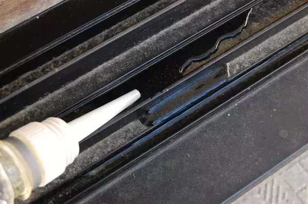 「【すきま掃除】ホース＆バケツ不要！ダイソー「2WAY水差しブラシ」でサッシの溝を掃除してみた【秋の小掃除】」の画像