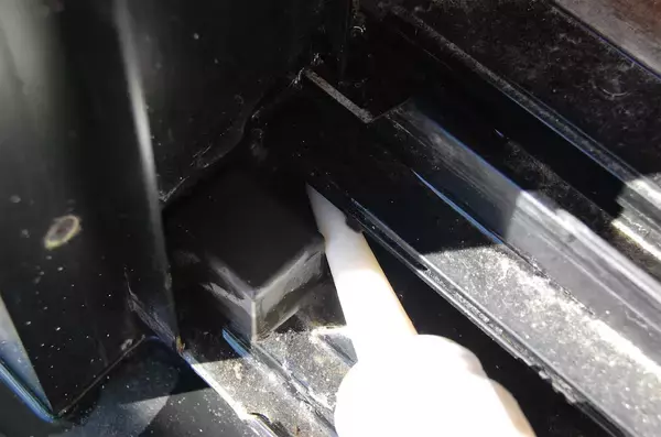 「【すきま掃除】ホース＆バケツ不要！ダイソー「2WAY水差しブラシ」でサッシの溝を掃除してみた【秋の小掃除】」の画像