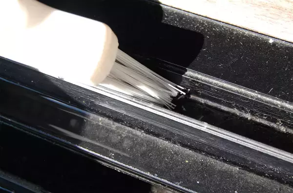 「【すきま掃除】ホース＆バケツ不要！ダイソー「2WAY水差しブラシ」でサッシの溝を掃除してみた【秋の小掃除】」の画像