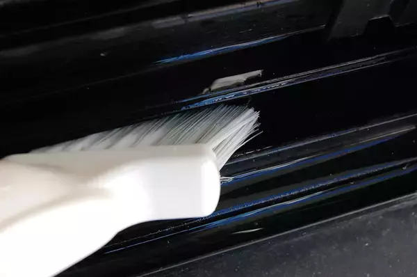 「【すきま掃除】ホース＆バケツ不要！ダイソー「2WAY水差しブラシ」でサッシの溝を掃除してみた【秋の小掃除】」の画像