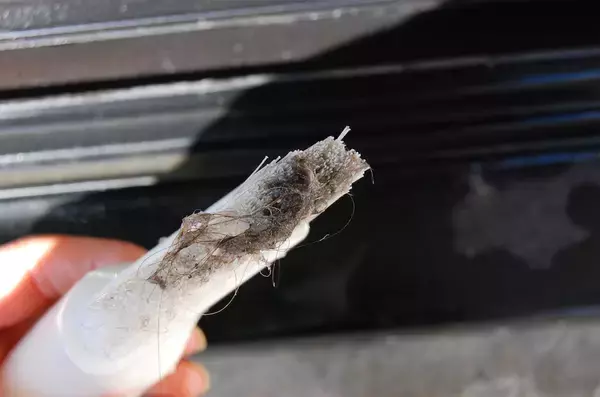 「【すきま掃除】ホース＆バケツ不要！ダイソー「2WAY水差しブラシ」でサッシの溝を掃除してみた【秋の小掃除】」の画像