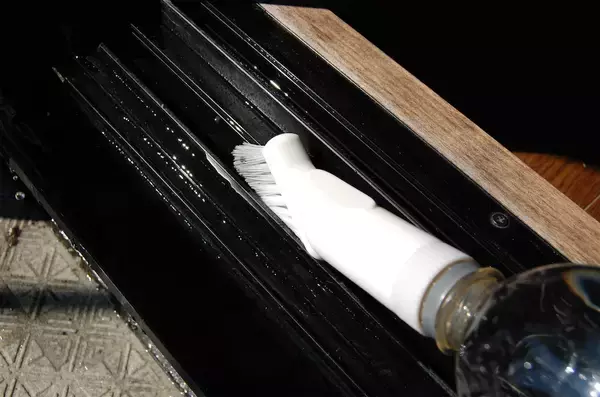 「【すきま掃除】ホース＆バケツ不要！ダイソー「2WAY水差しブラシ」でサッシの溝を掃除してみた【秋の小掃除】」の画像