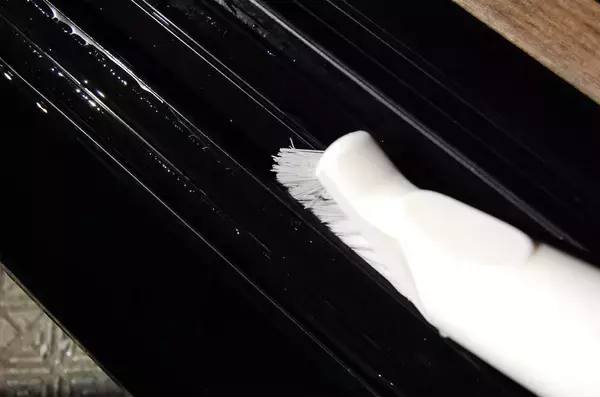 「【すきま掃除】ホース＆バケツ不要！ダイソー「2WAY水差しブラシ」でサッシの溝を掃除してみた【秋の小掃除】」の画像