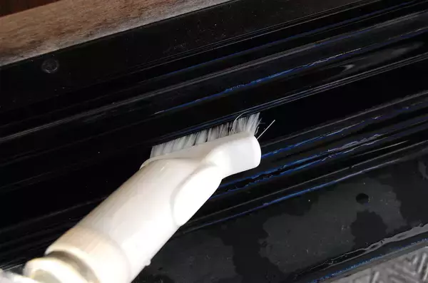 「【すきま掃除】ホース＆バケツ不要！ダイソー「2WAY水差しブラシ」でサッシの溝を掃除してみた【秋の小掃除】」の画像