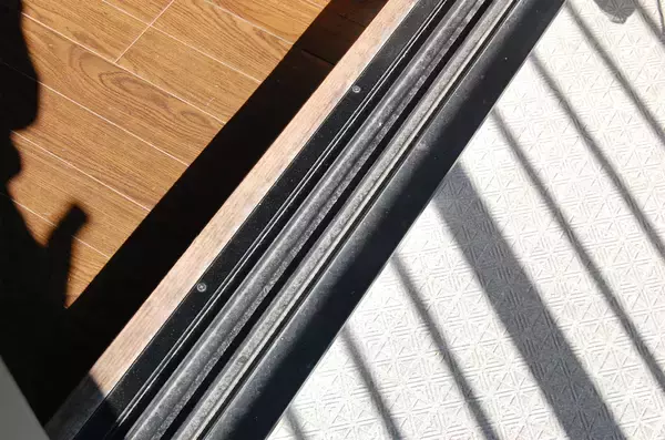 「【すきま掃除】ホース＆バケツ不要！ダイソー「2WAY水差しブラシ」でサッシの溝を掃除してみた【秋の小掃除】」の画像