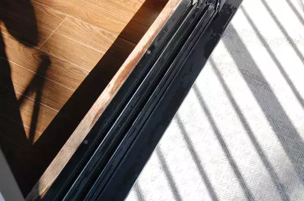 「【すきま掃除】ホース＆バケツ不要！ダイソー「2WAY水差しブラシ」でサッシの溝を掃除してみた【秋の小掃除】」の画像